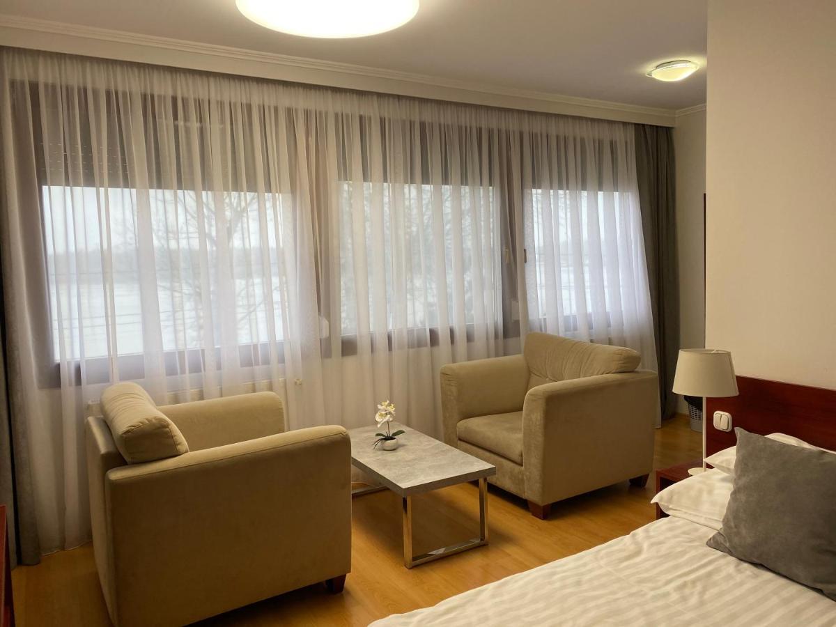 Part Cafe Residence Dunakeszi Esterno foto